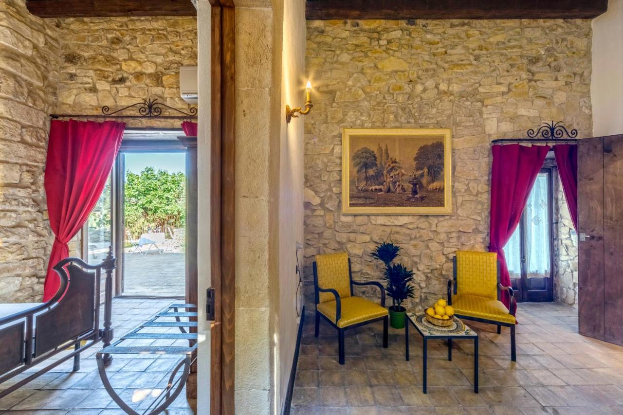 Masseria Fortificata Lo Zafferaneto Buccheri Kültér fotó