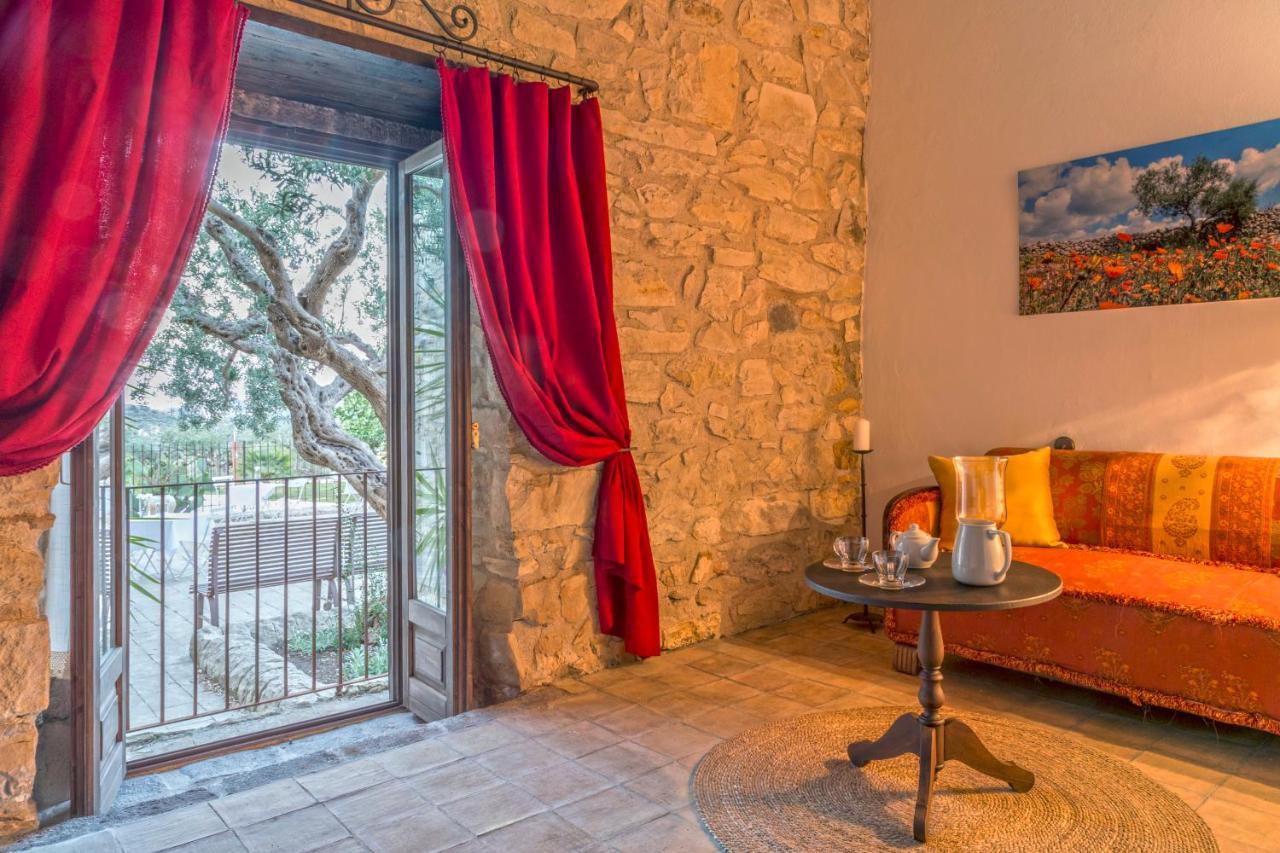 Masseria Fortificata Lo Zafferaneto Buccheri Kültér fotó
